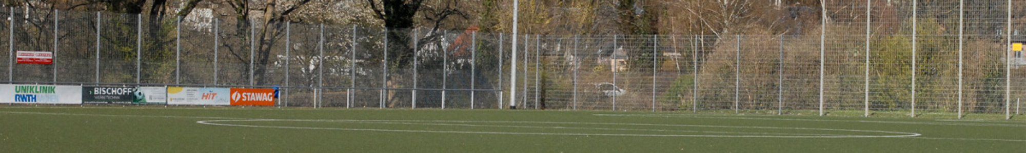 Der Ausblick über das Spielfeld vom Vereinsheim aus gesehen