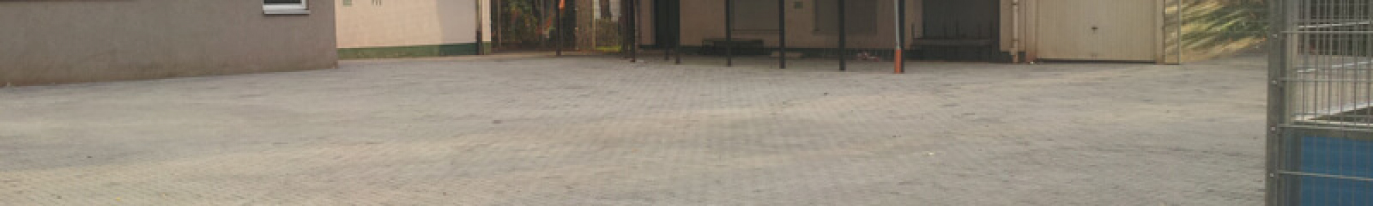 Der Vorplatz von den Umkleidekabinen & Vereinsheim